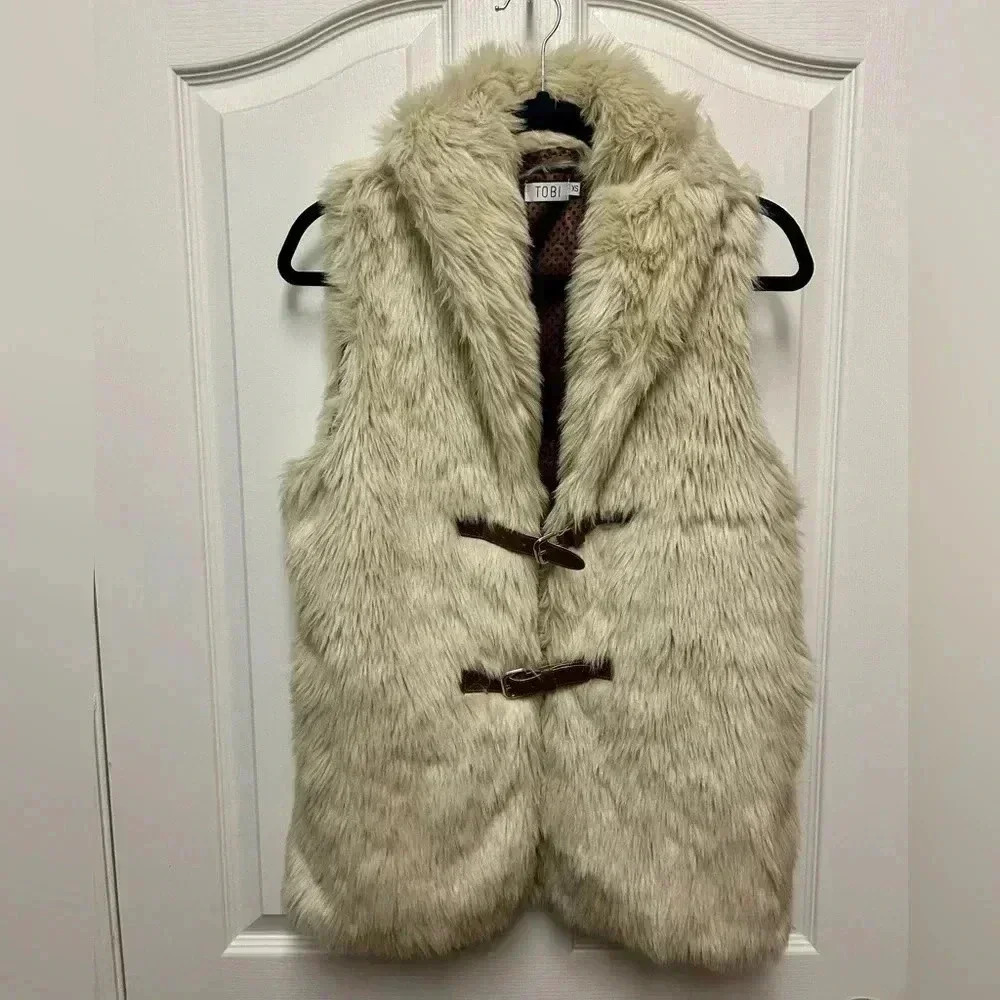❄️”Tobi” Cream Fully Lined Faux Fur Vest w/ Faux Leather Front Closures Size XS